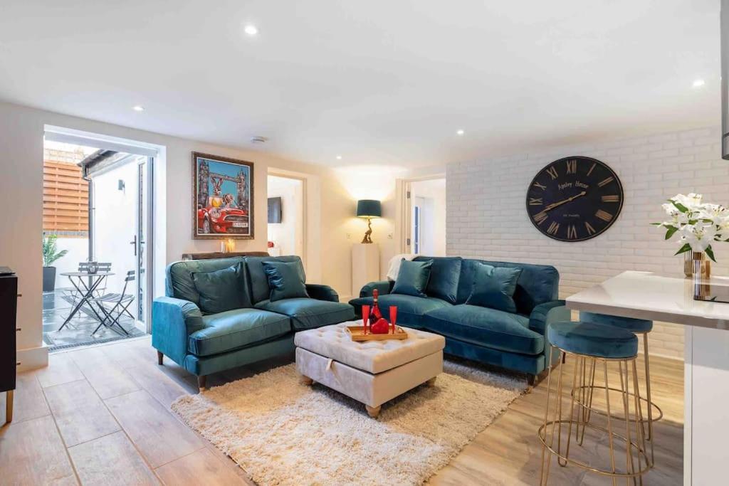 Luxury 2 Bedroom With Private Terrace & Parking - Wanstead, Escape In Londres
