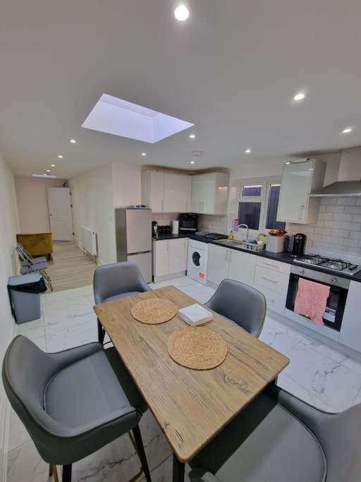 Modern Flat On Lea Bridge Road. * Londres