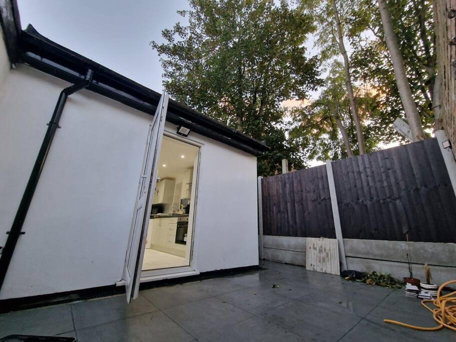 Modern Flat On Lea Bridge Road. Appartement Londres