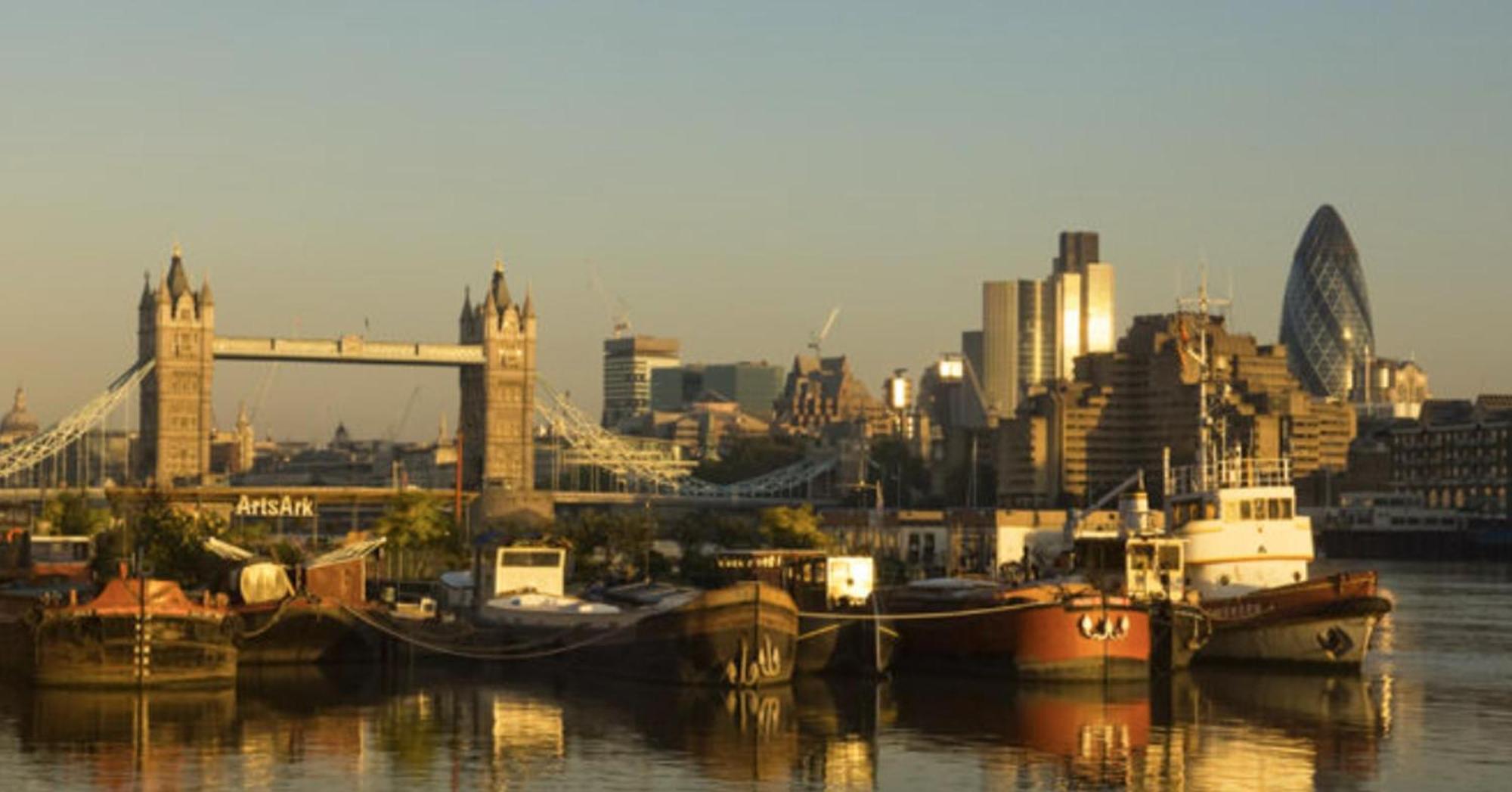 Bermondsey 4 People In The Center Londres