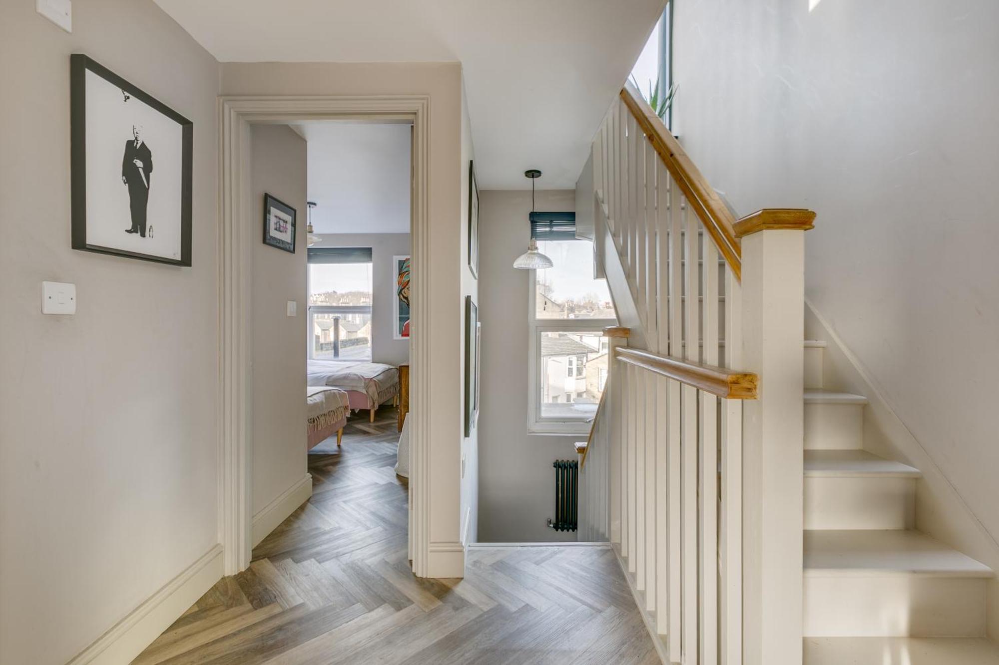 Stylish 2 Bed Flat With Balcony Great Views Nrtube Londen