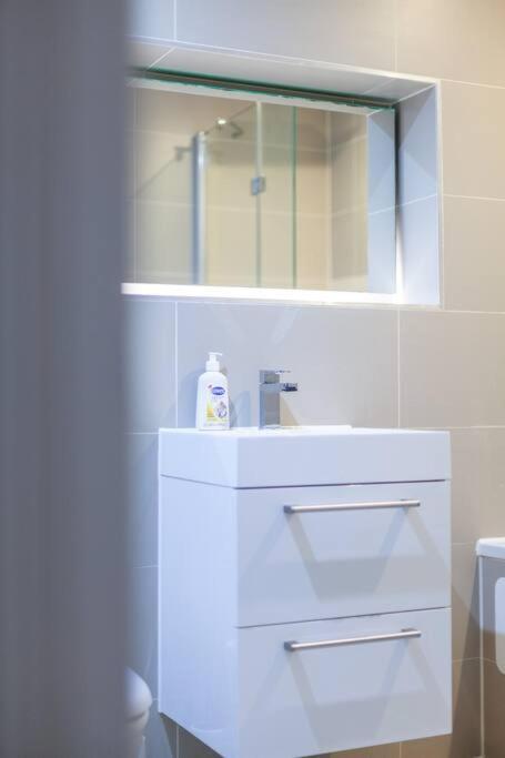 Charming & Large 1-bedroom In The Heart Of Apartamento *