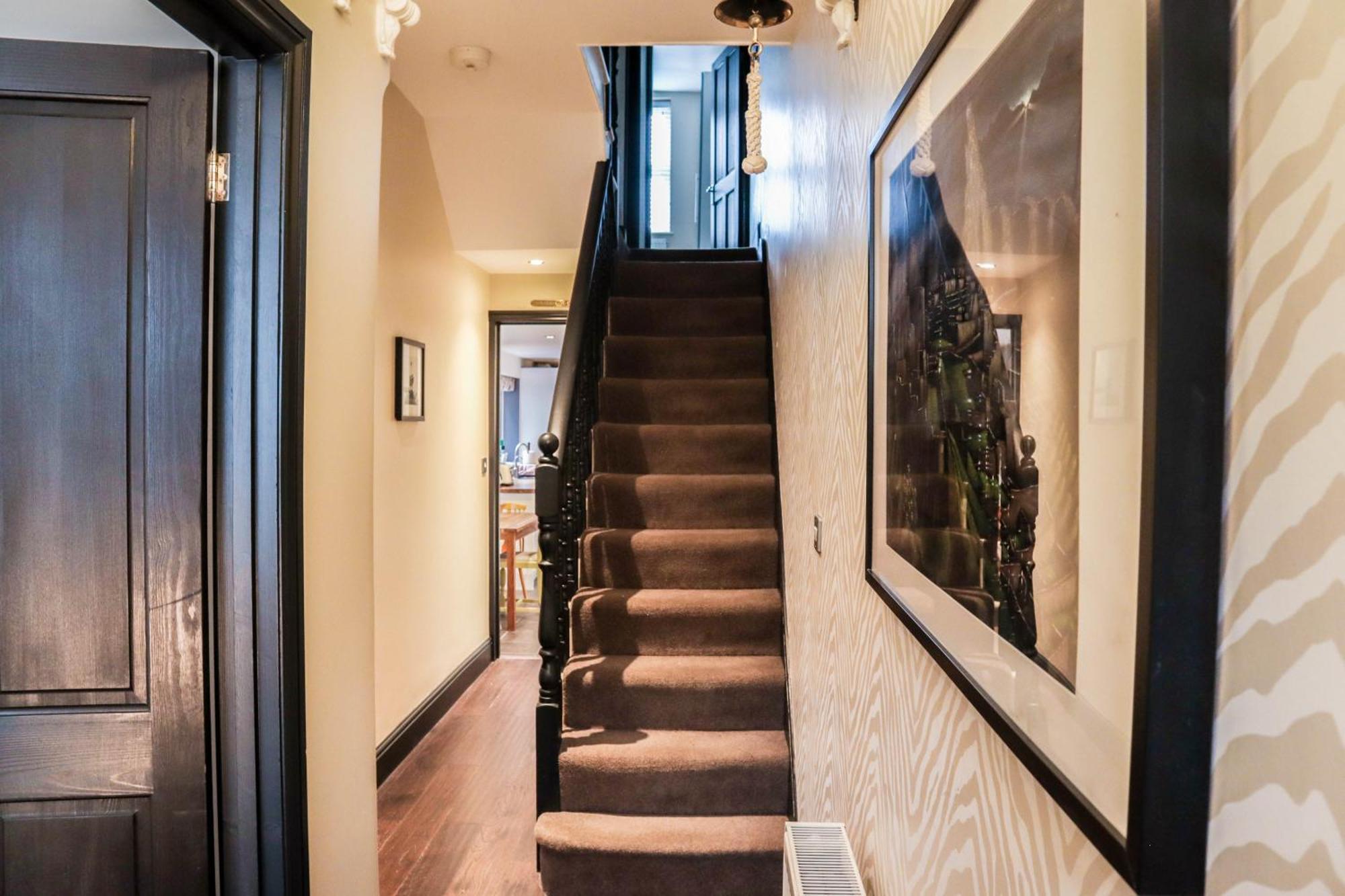Chic 3-bedroom Family Retreat In Stratford, Fast Internet And Near Shops Ferienhaus *