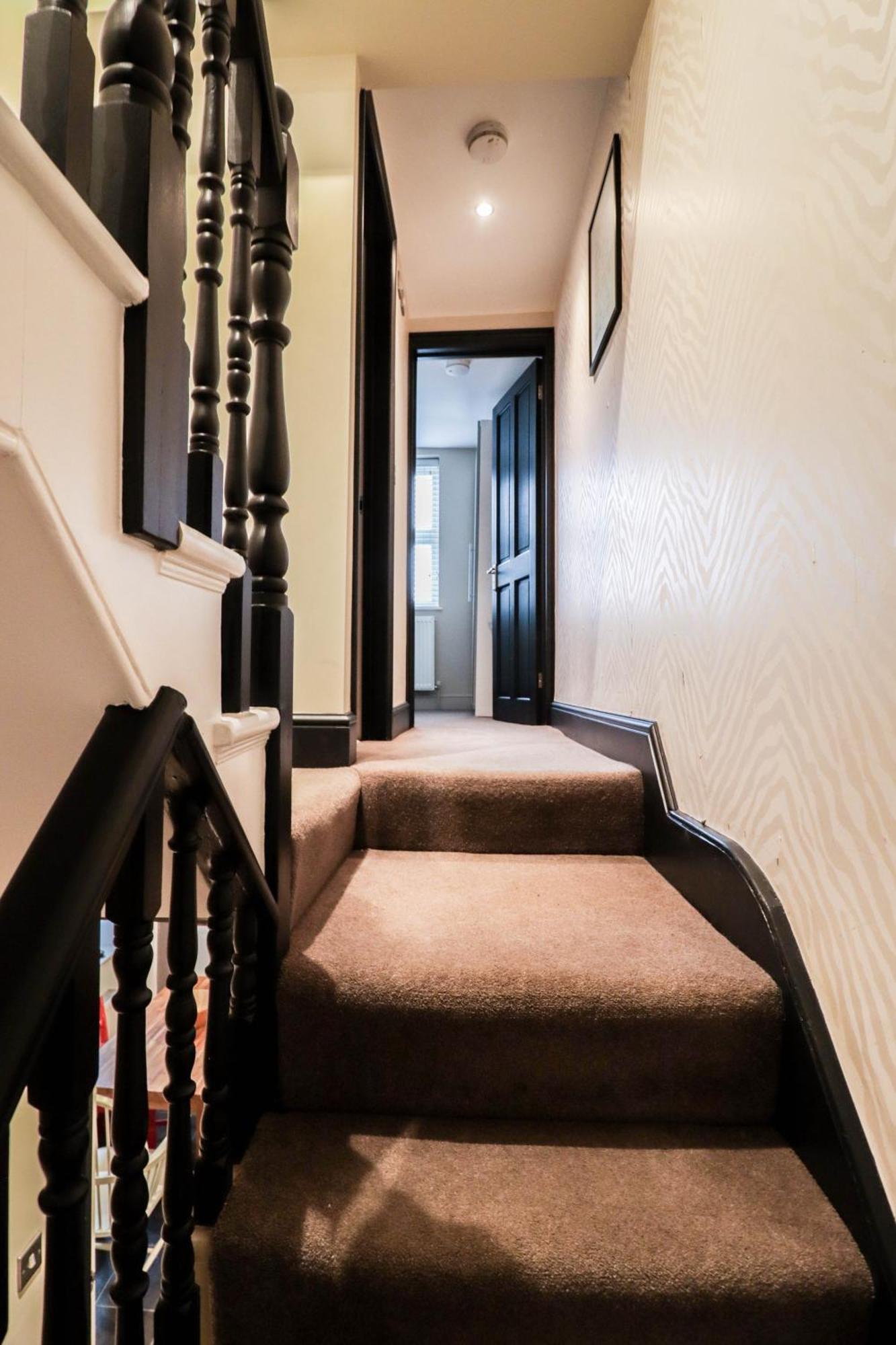 Ferienhaus Chic 3-bedroom Family Retreat In Stratford, Fast Internet And Near Shops