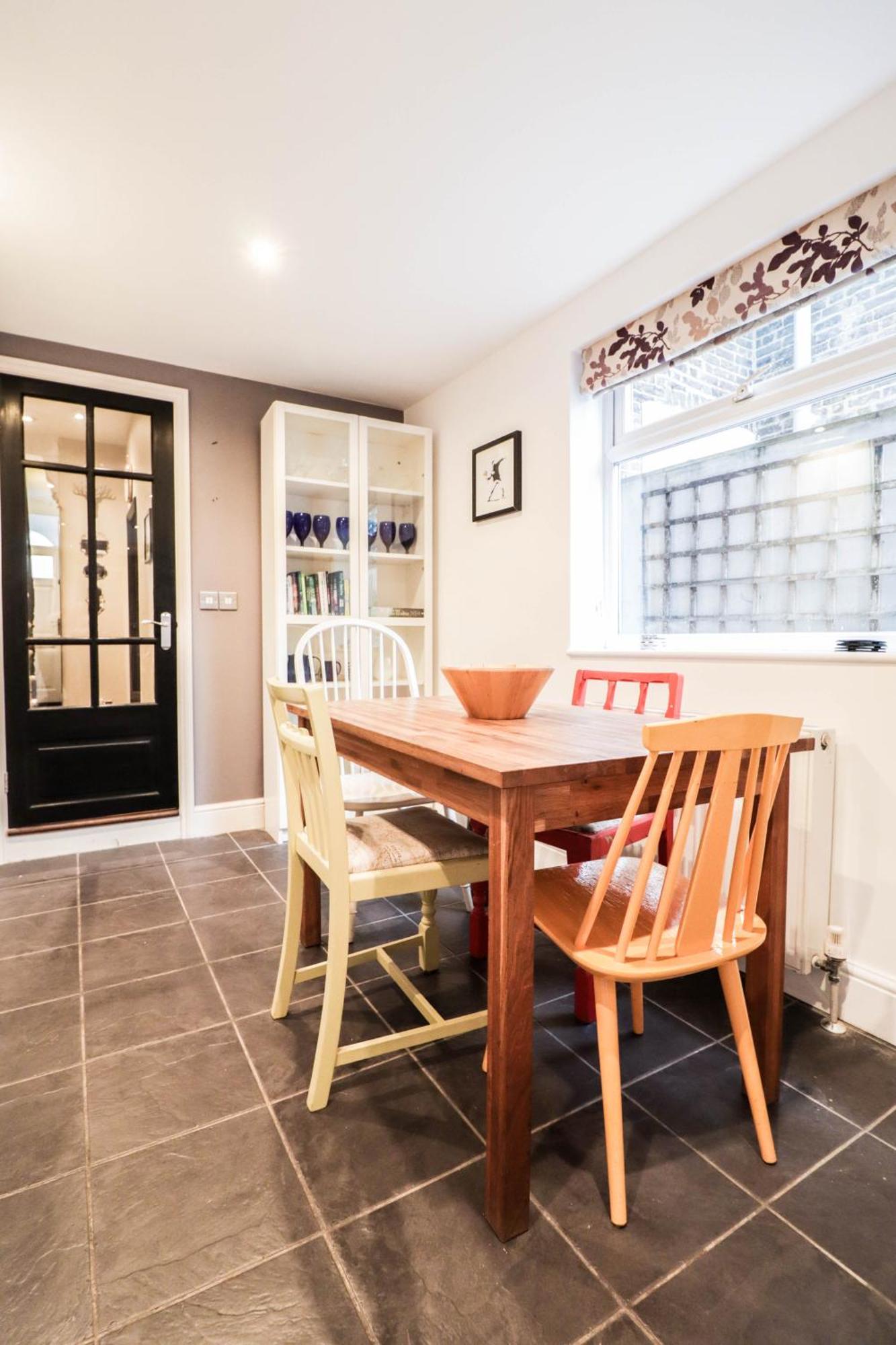 Chic 3-bedroom Family Retreat In Stratford, Fast Internet And Near Shops Ferienhaus London