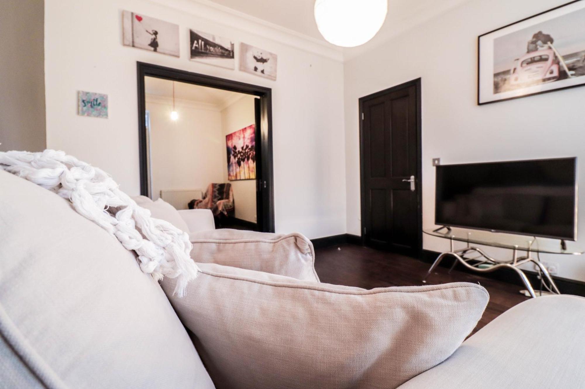 Ferienhaus Chic 3-bedroom Family Retreat In Stratford, Fast Internet And Near Shops