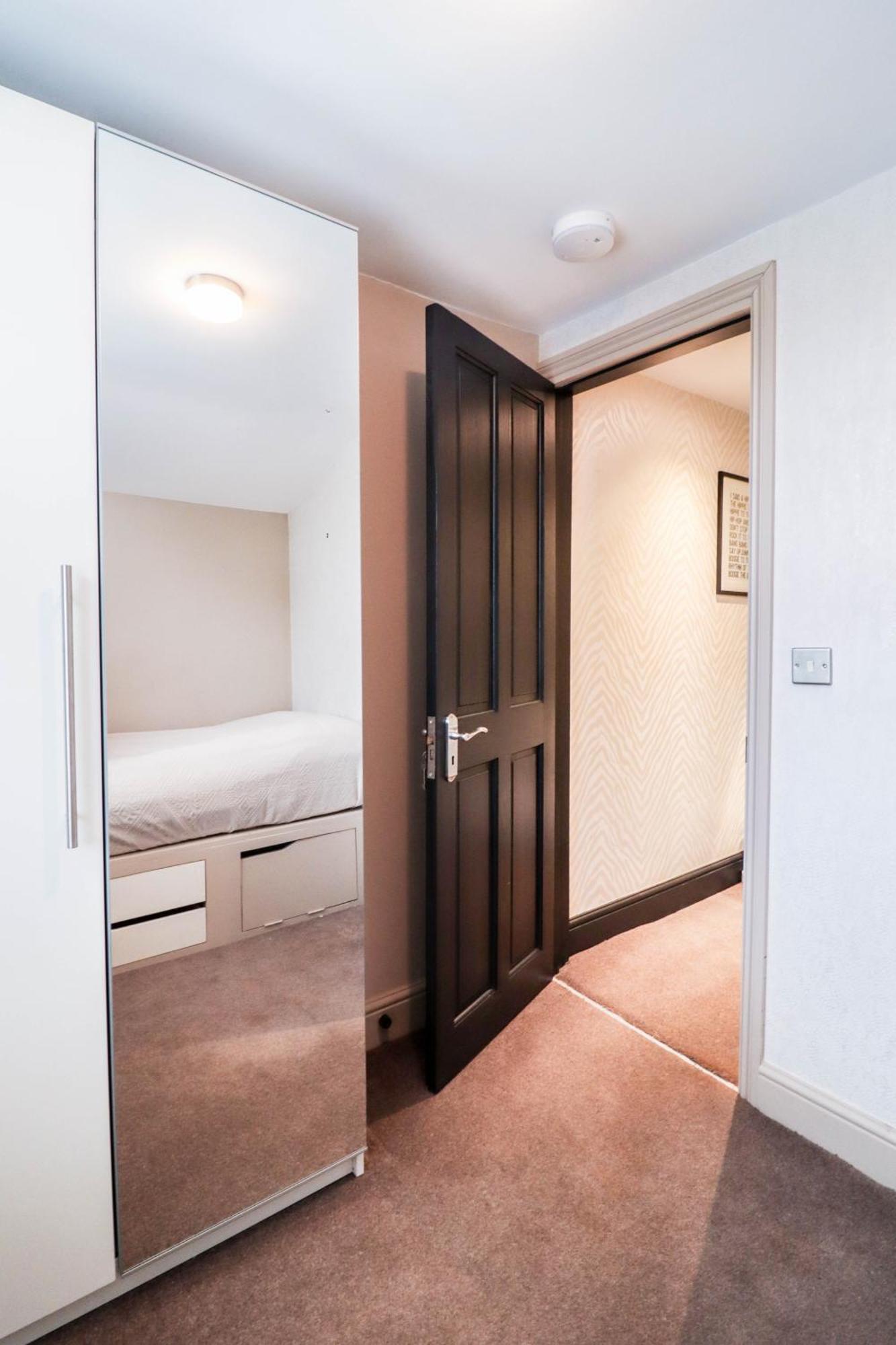 Ferienhaus Chic 3-bedroom Family Retreat In Stratford, Fast Internet And Near Shops London