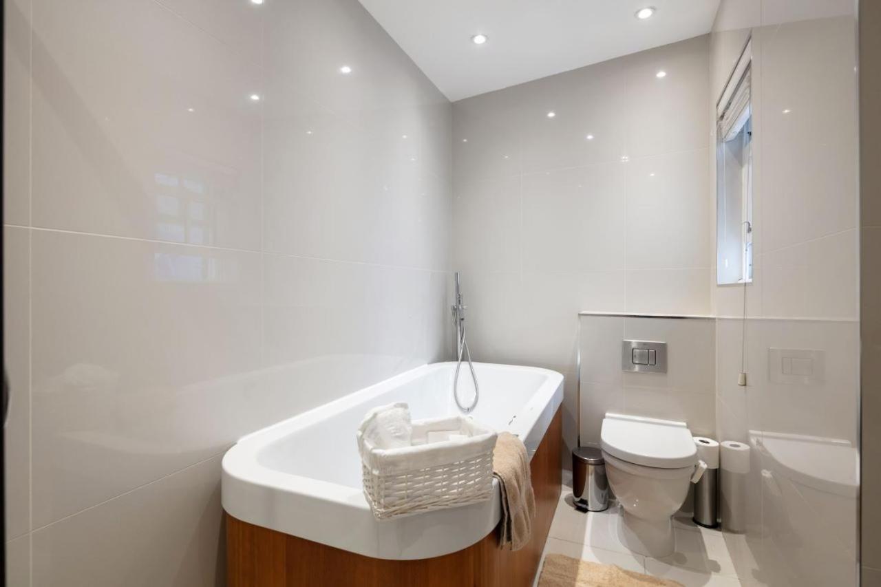 Stunning 4 Bedroom, 3 Bathroom House With Private Hottub & Gym - Escape London, In Lonon * Londres