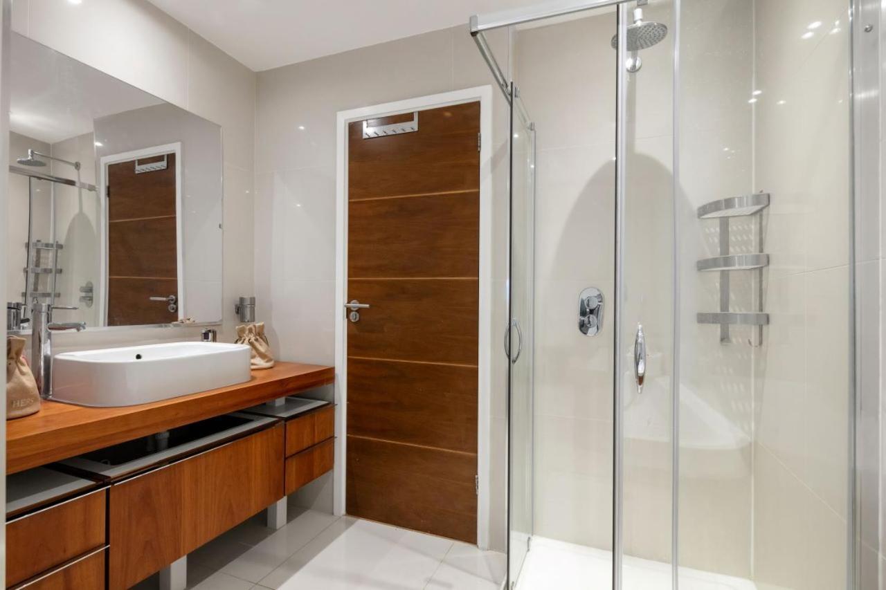 Stunning 4 Bedroom, 3 Bathroom House With Private Hottub & Gym - Escape London, In Lonon Hébergement de vacances