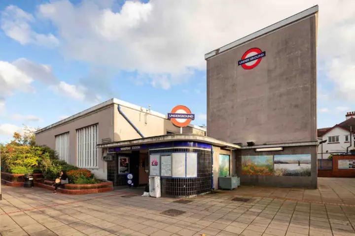 Stunning 4 Bedroom, 3 Bathroom House With Private Hottub & Gym - Escape London, In Lonon Hébergement de vacances Londres