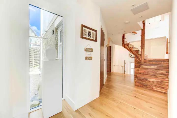 Stunning 4 Bedroom, 3 Bathroom House With Private Hottub & Gym - Escape London, In Lonon Londres