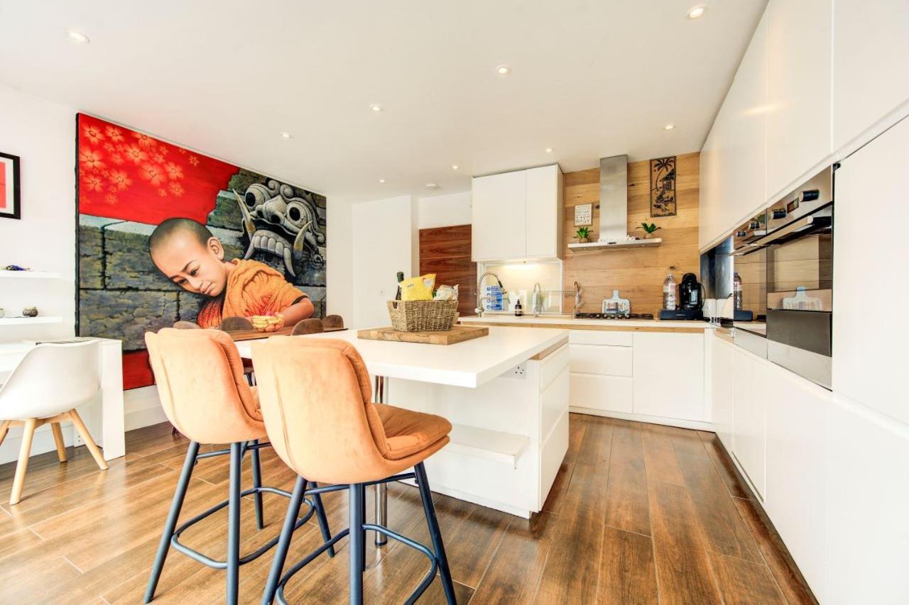 Stunning 4 Bedroom, 3 Bathroom House With Private Hottub & Gym - Escape London, In Lonon Hébergement de vacances