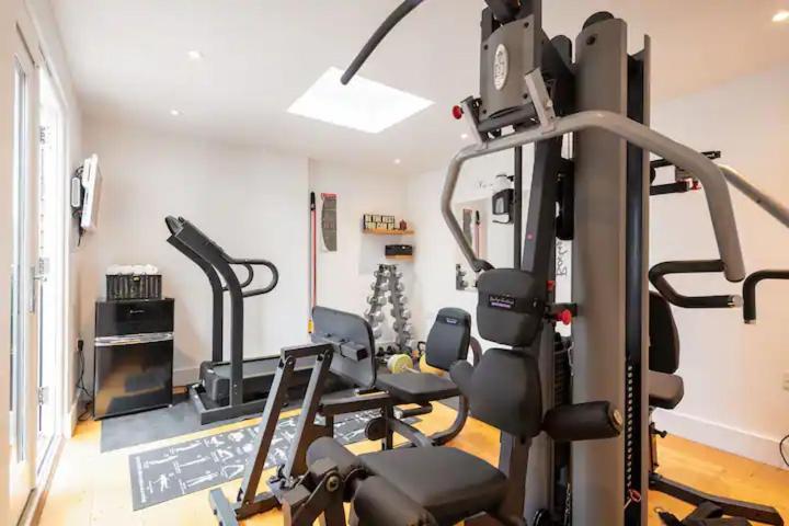 Stunning 4 Bedroom, 3 Bathroom House With Private Hottub & Gym - Escape London, In Lonon Hébergement de vacances