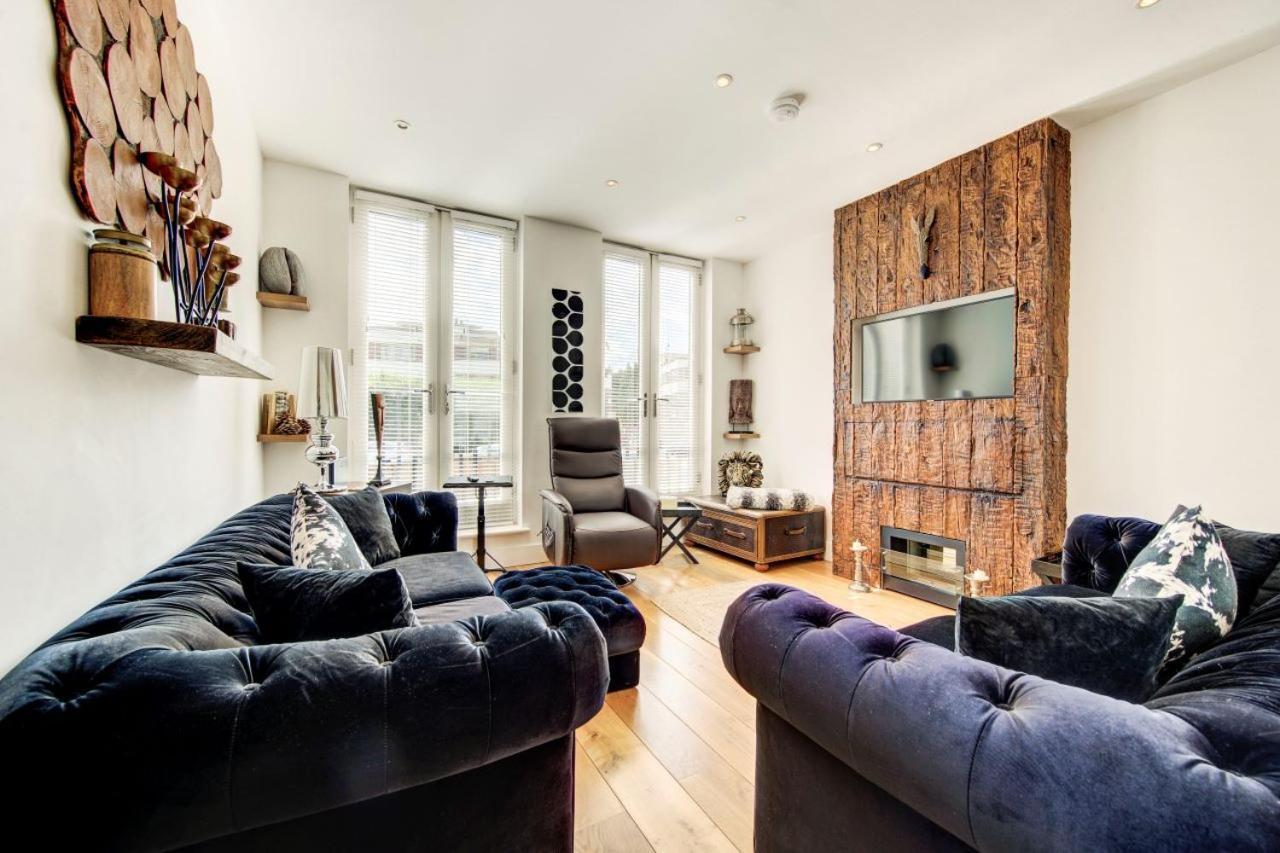 Stunning 4 Bedroom, 3 Bathroom House With Private Hottub & Gym - Escape London, In Lonon Hébergement de vacances Londres