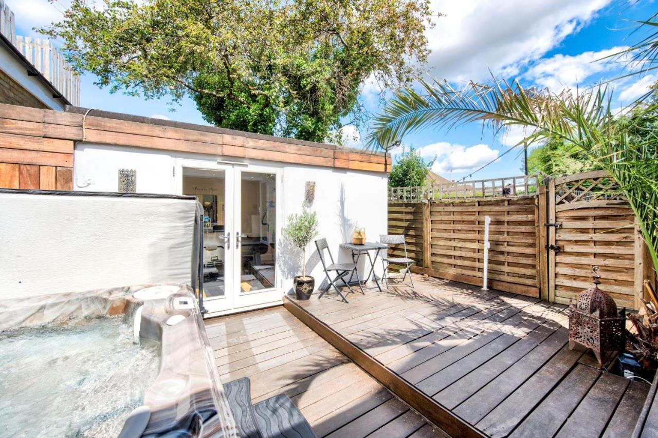 Stunning 4 Bedroom, 3 Bathroom House With Private Hottub & Gym - Escape London, In Lonon Hébergement de vacances
