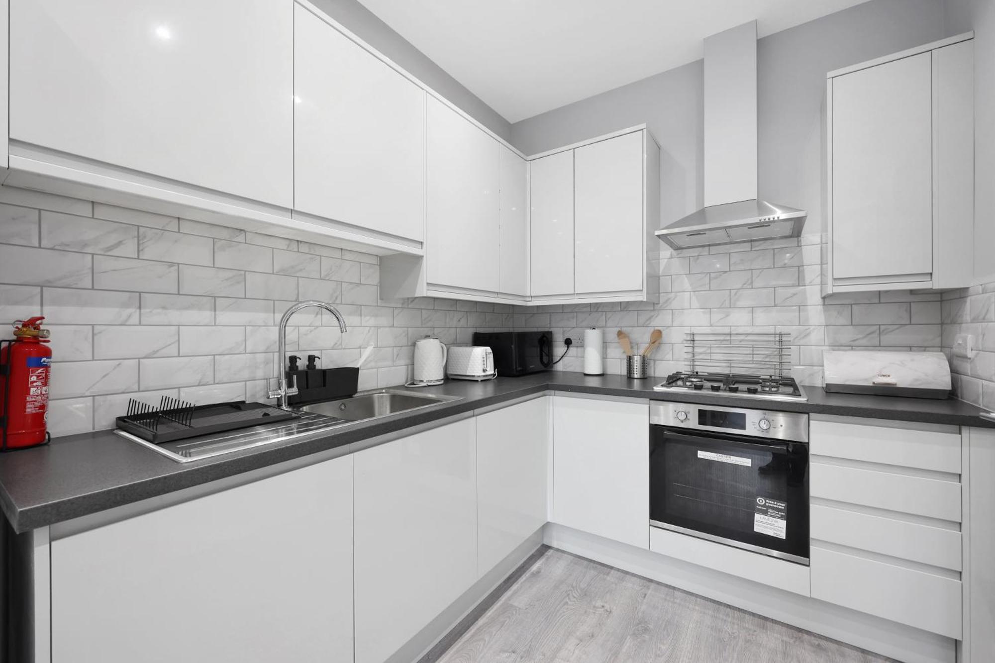 Your Cosy Modern 2 Double Bedroom Full Kitchen & Parking 5 Min Walk To Station Apartamento