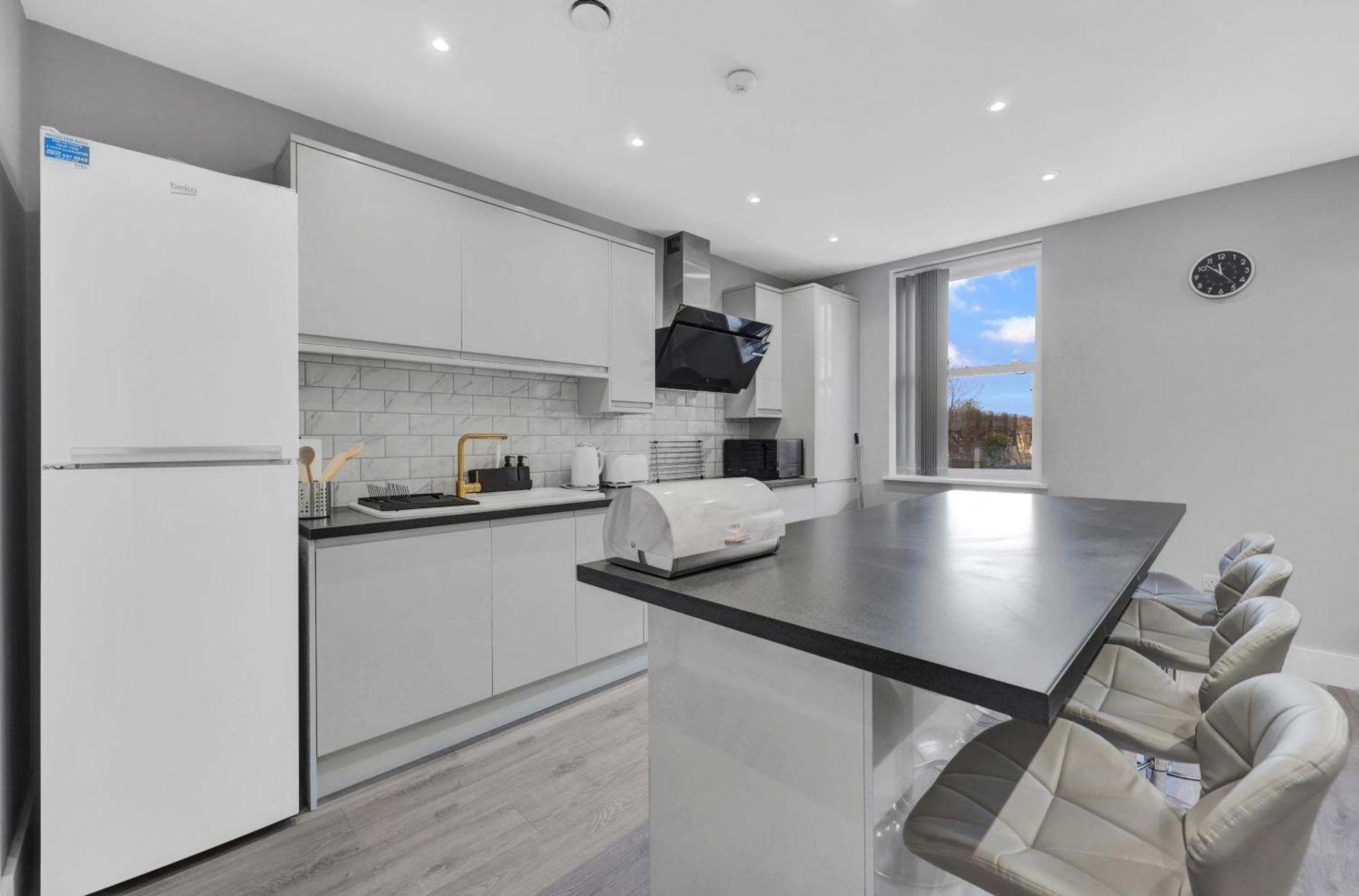 Your Cosy Modern 2 Double Bedroom Full Kitchen & Parking 5 Min Walk To Station *