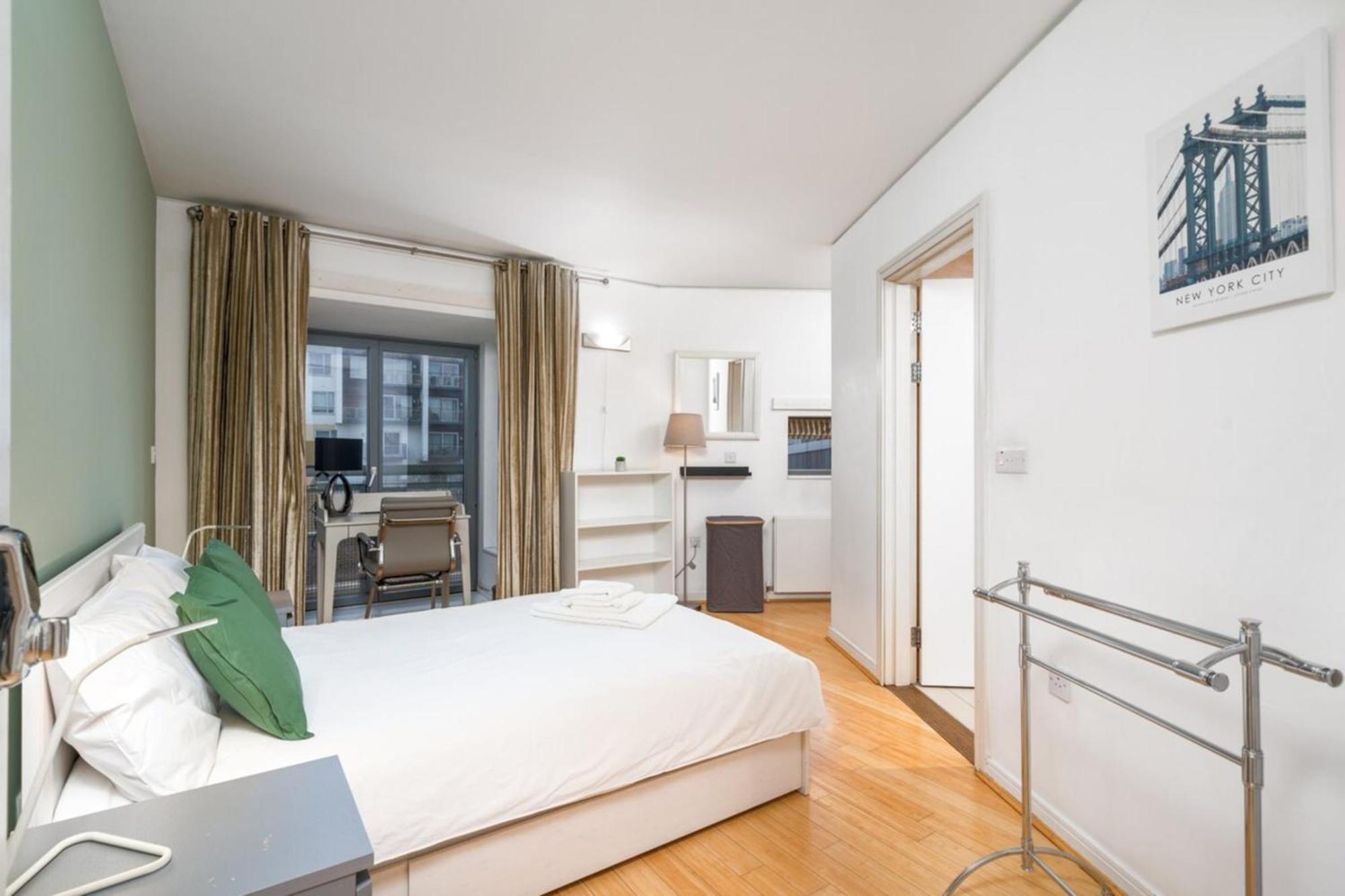 Apartment Lovely 3bd Flat, Parking, Sleeps Six Close To O2 London