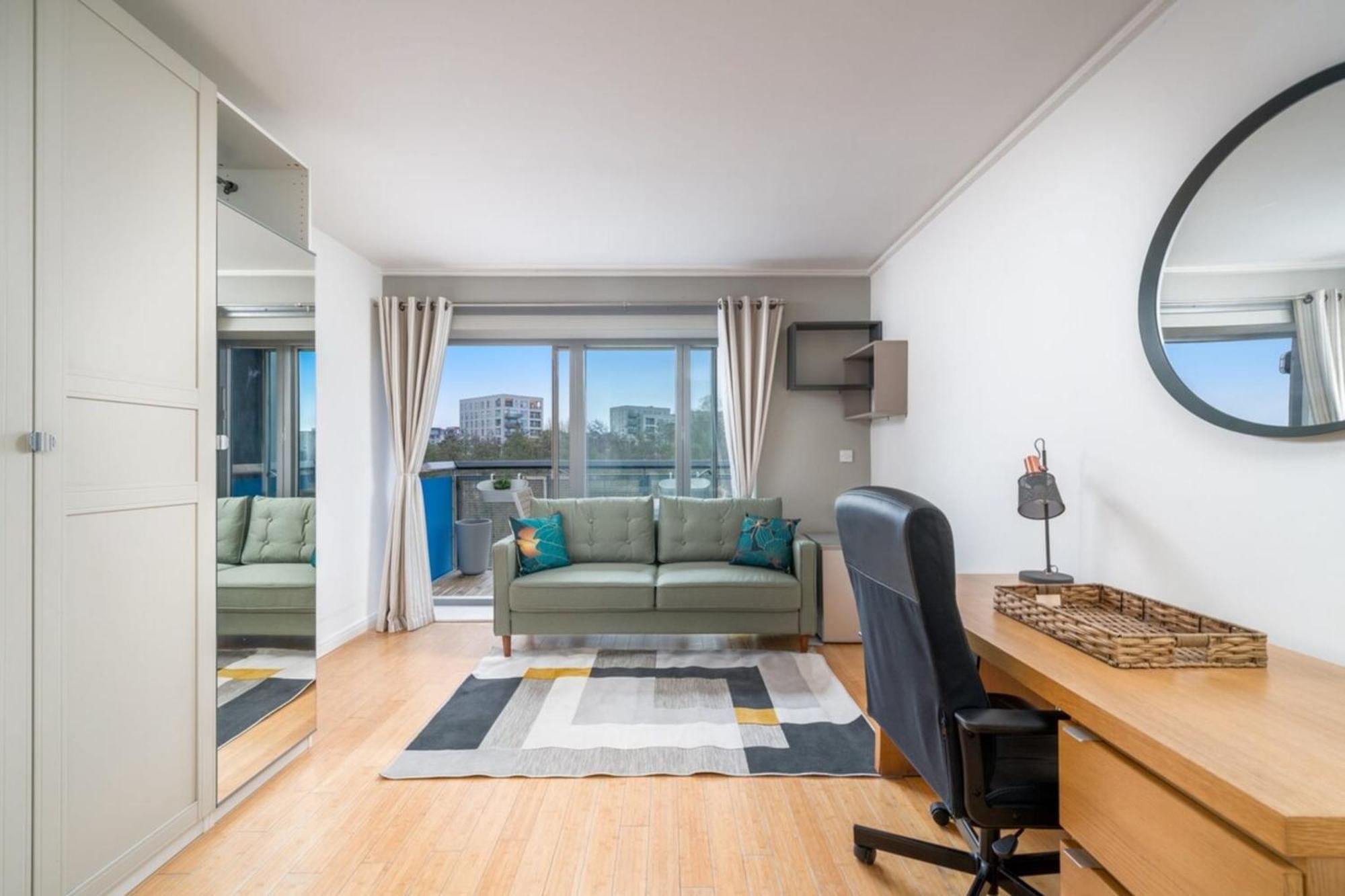 Lovely 3bd Flat, Parking, Sleeps Six Close To O2 *