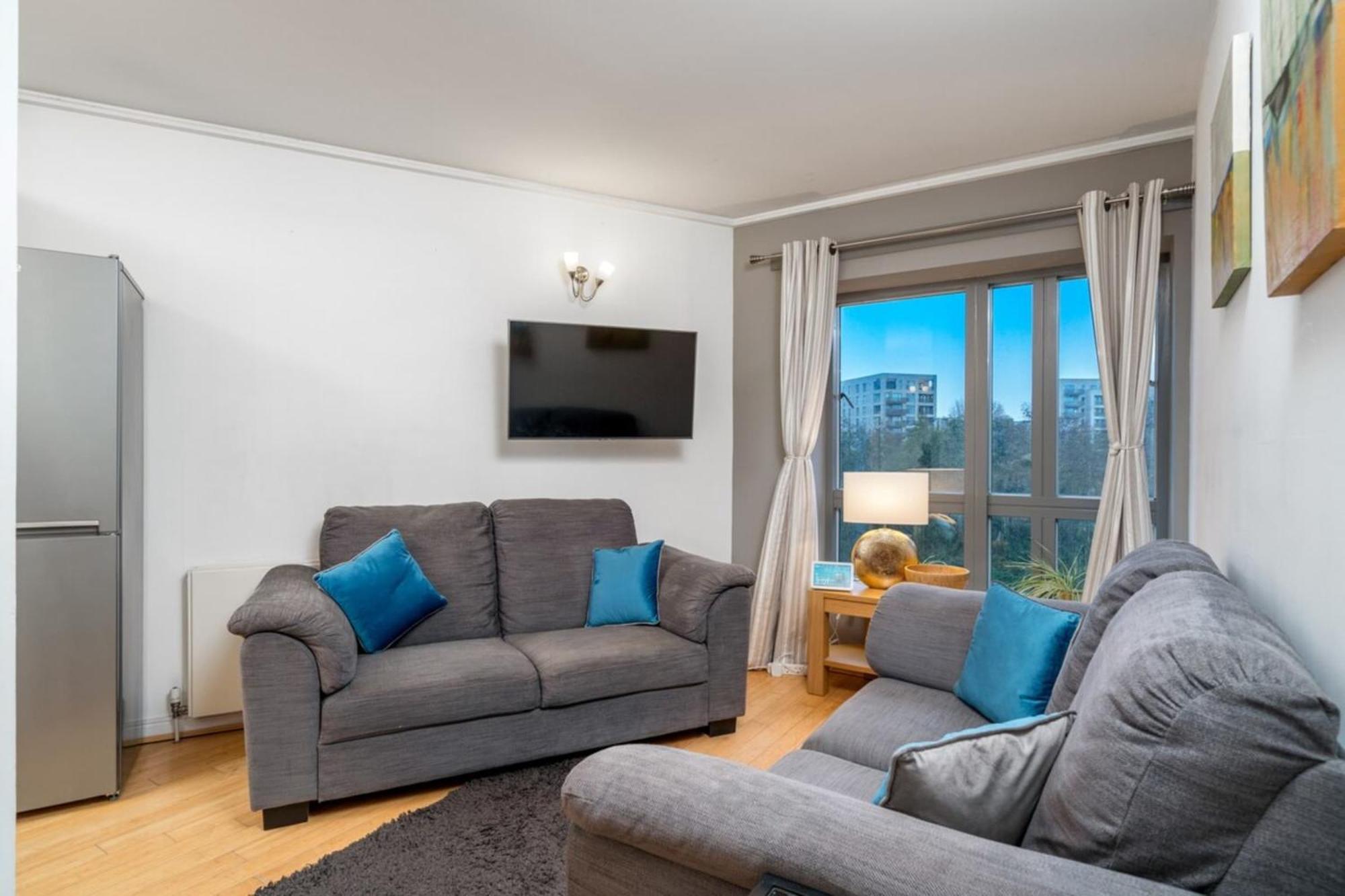 Lovely 3bd Flat, Parking, Sleeps Six Close To O2 *