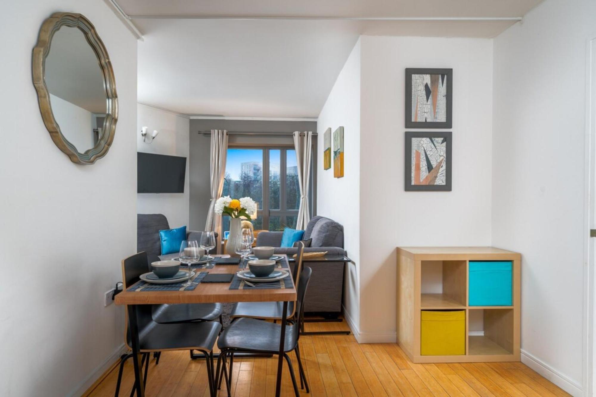 Lovely 3bd Flat, Parking, Sleeps Six Close To O2 *