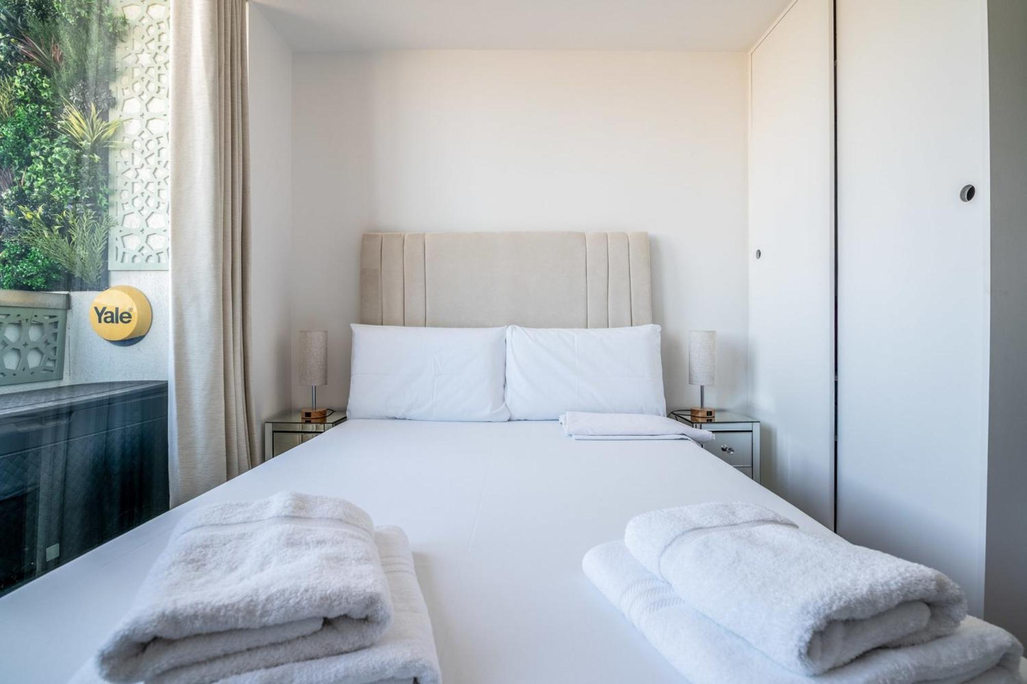 Canary Wharf Retreat With Free Secure Parking London