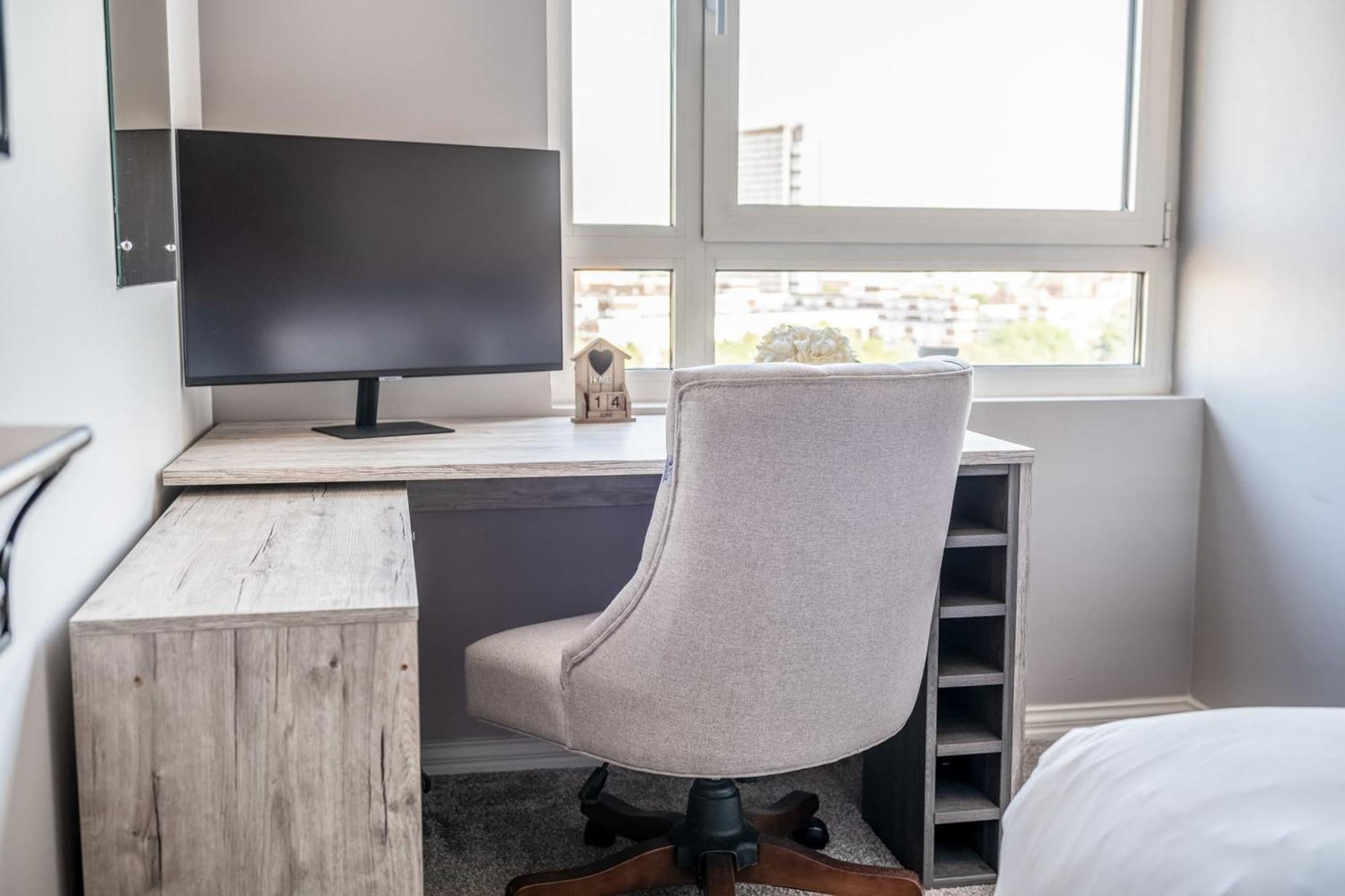 Canary Wharf Retreat With Free Secure Parking * London