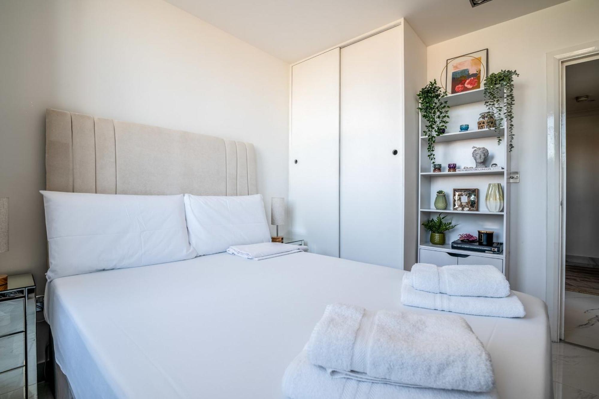Canary Wharf Retreat With Free Secure Parking Apartment *