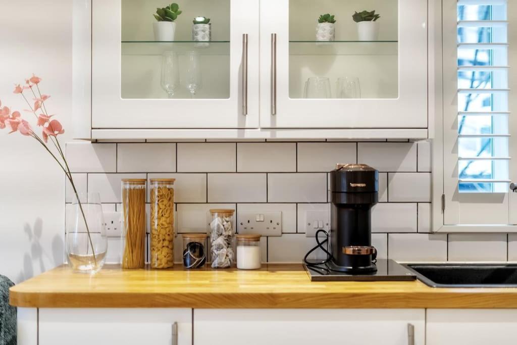 Apartment Stylish Contemporary 1 Bed Flat Near Bridge London