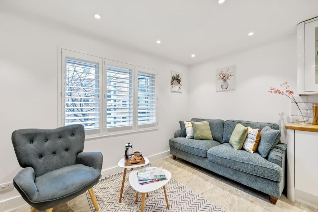Stylish Contemporary 1 Bed Flat Near Bridge * London