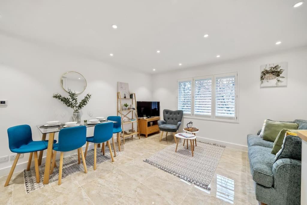 Stylish Contemporary 1 Bed Flat Near Bridge Apartment London