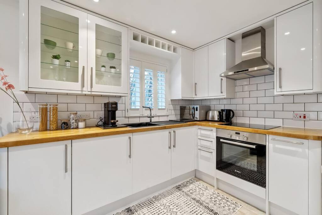 Stylish Contemporary 1 Bed Flat Near Bridge *