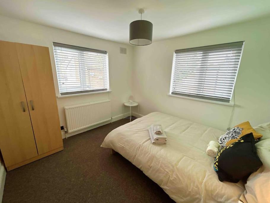 Flat Next To Central Line Underground Station * Londres