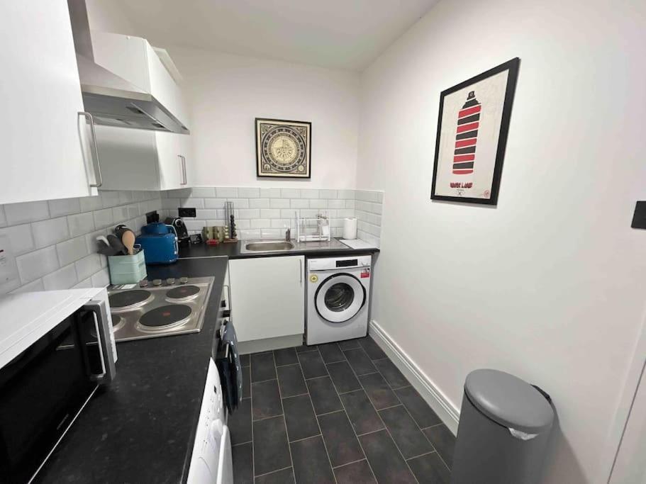 Flat Next To Central Line Underground Station Appartement