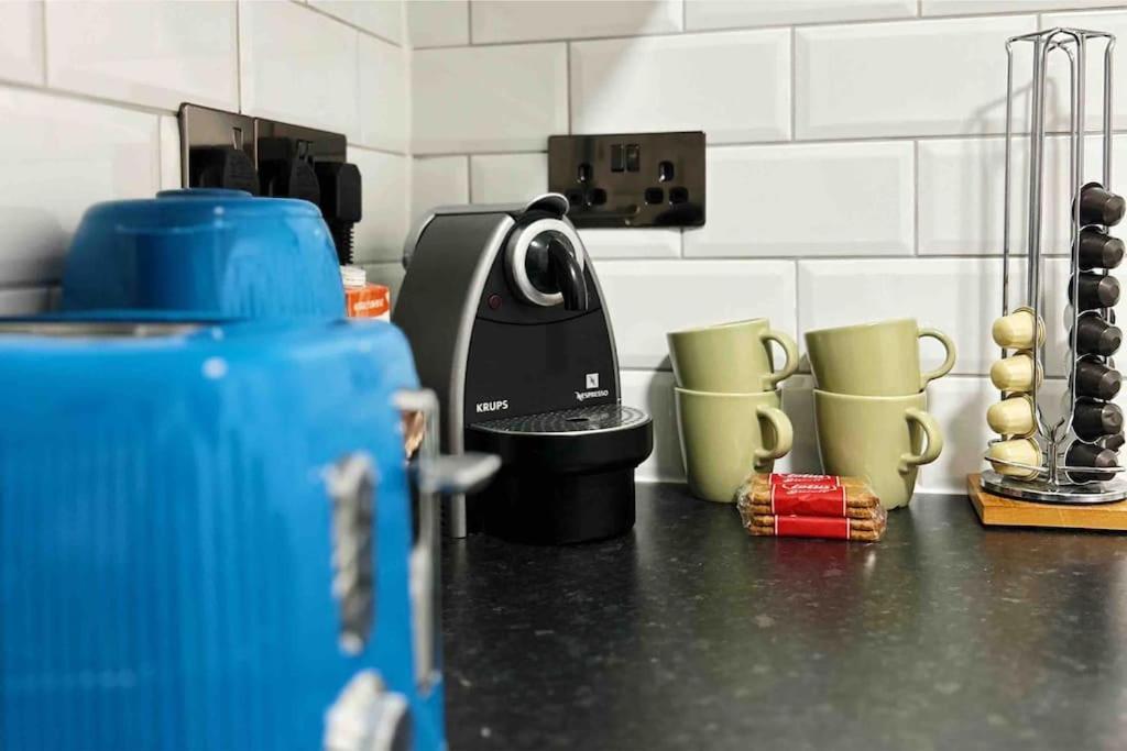 Flat Next To Central Line Underground Station * Londres