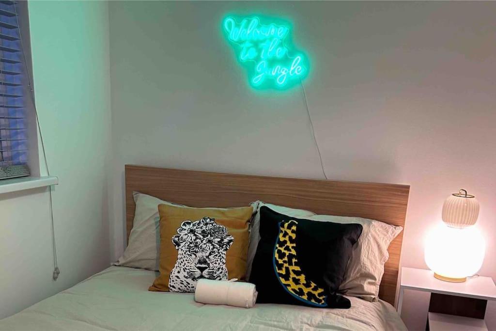 Appartement Flat Next To Central Line Underground Station *