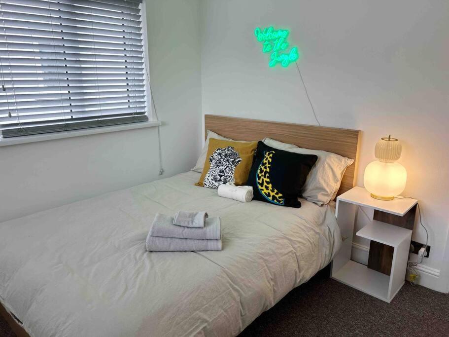 Flat Next To Central Line Underground Station Appartement Londres