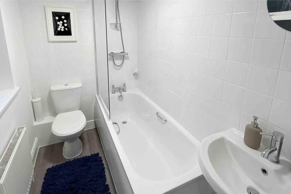 Flat Next To Central Line Underground Station Londres
