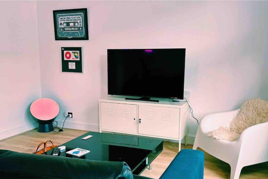 Flat Next To Central Line Underground Station * Londres