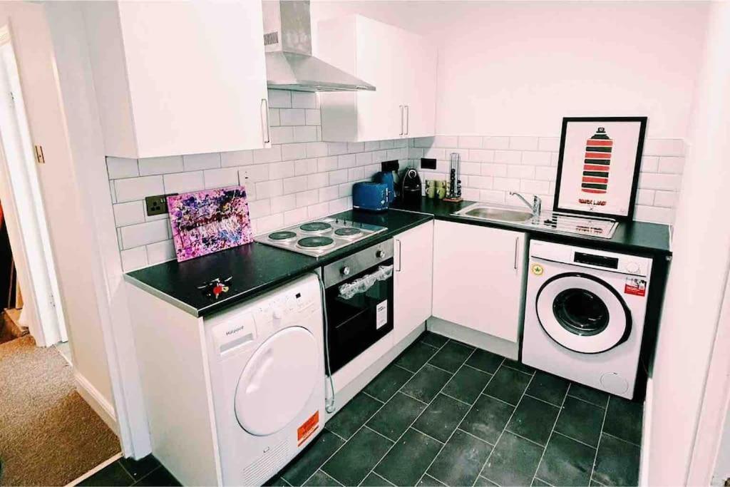 Flat Next To Central Line Underground Station Appartement