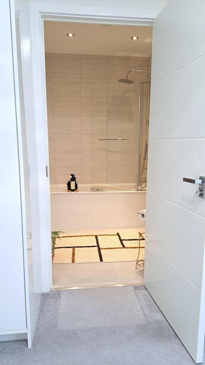 Cozy Double With Large En Near Canary Wharf With Amazing Views In A Shared Habitación en casa particular *