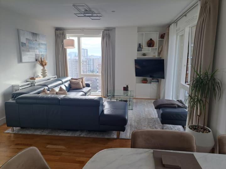 Habitación en casa particular Cozy Double With Large En Near Canary Wharf With Amazing Views In A Shared Londres