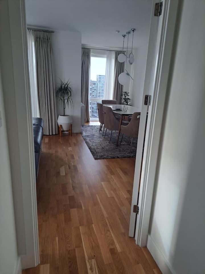 Cozy Double With Large En Near Canary Wharf With Amazing Views In A Shared Habitación en casa particular Londres