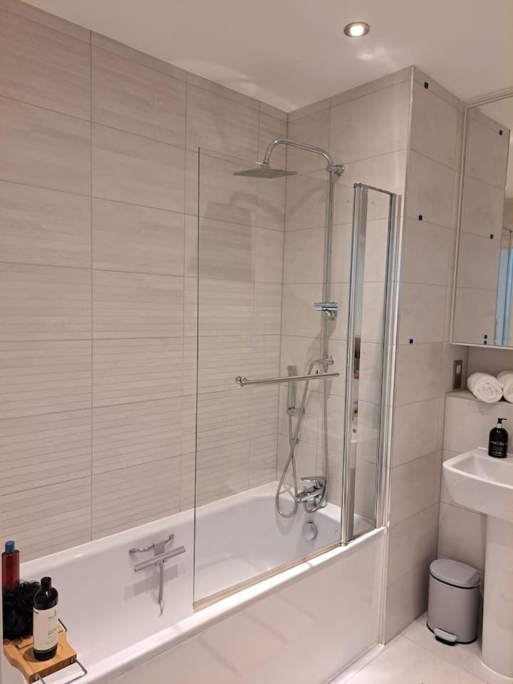Cozy Double With Large En Near Canary Wharf With Amazing Views In A Shared Londres