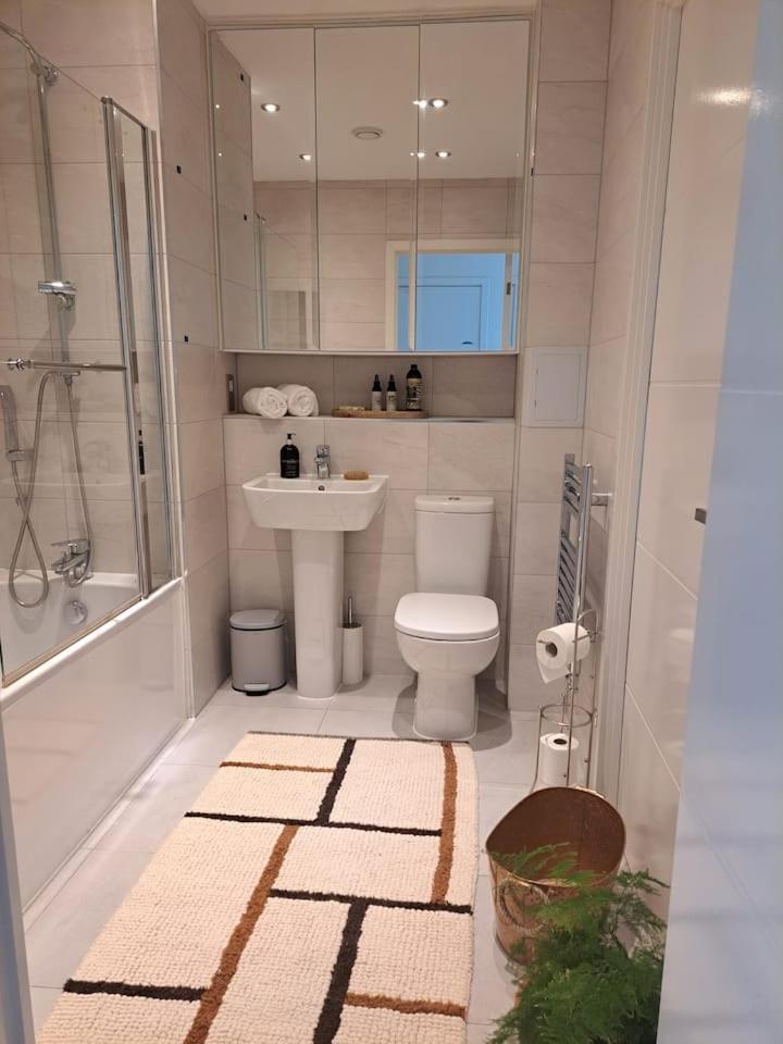 Cozy Double With Large En Near Canary Wharf With Amazing Views In A Shared Londres