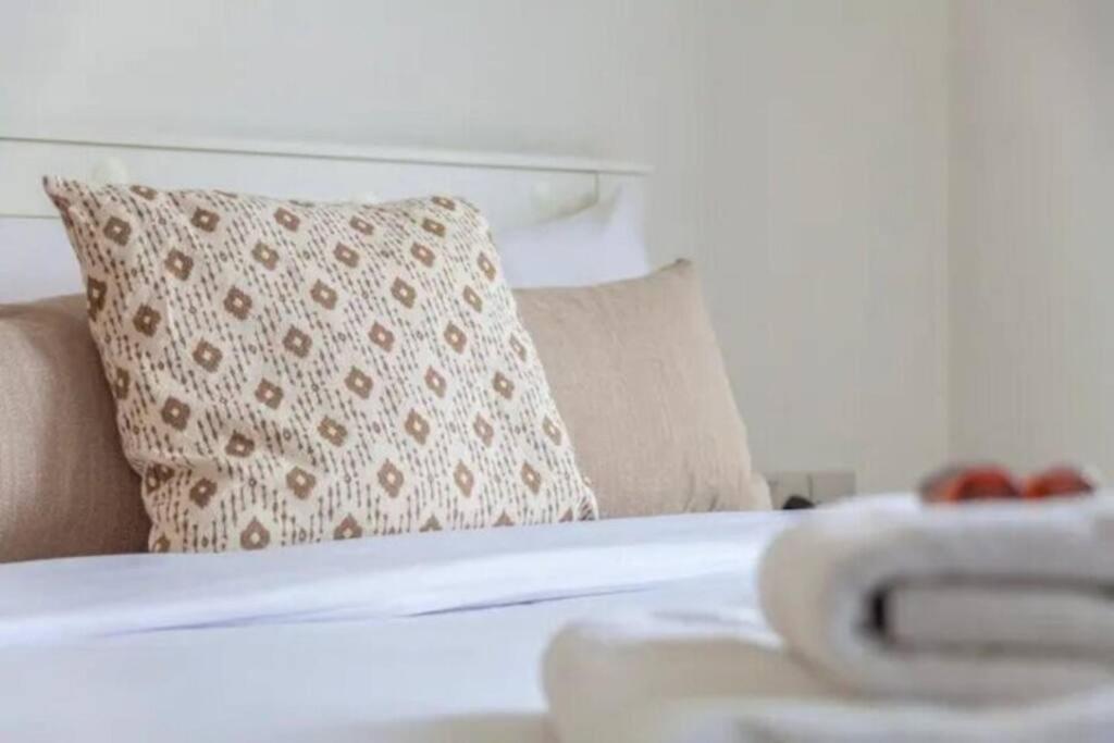 Charming 2 Bed Flat Near Greenwich Apartment *