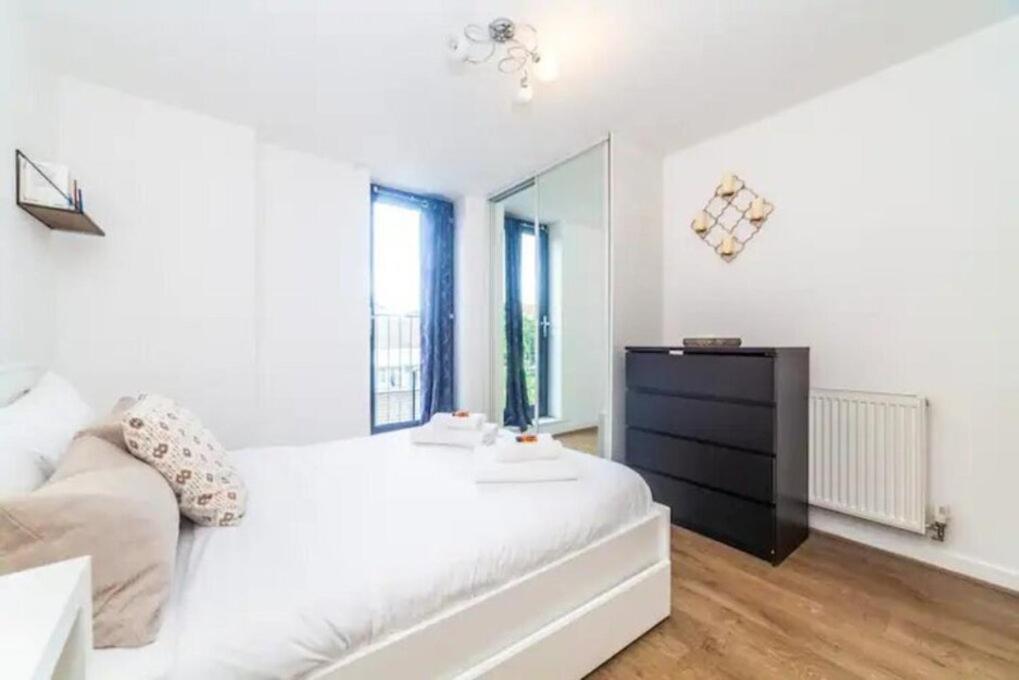 Charming 2 Bed Flat Near Greenwich Apartment *