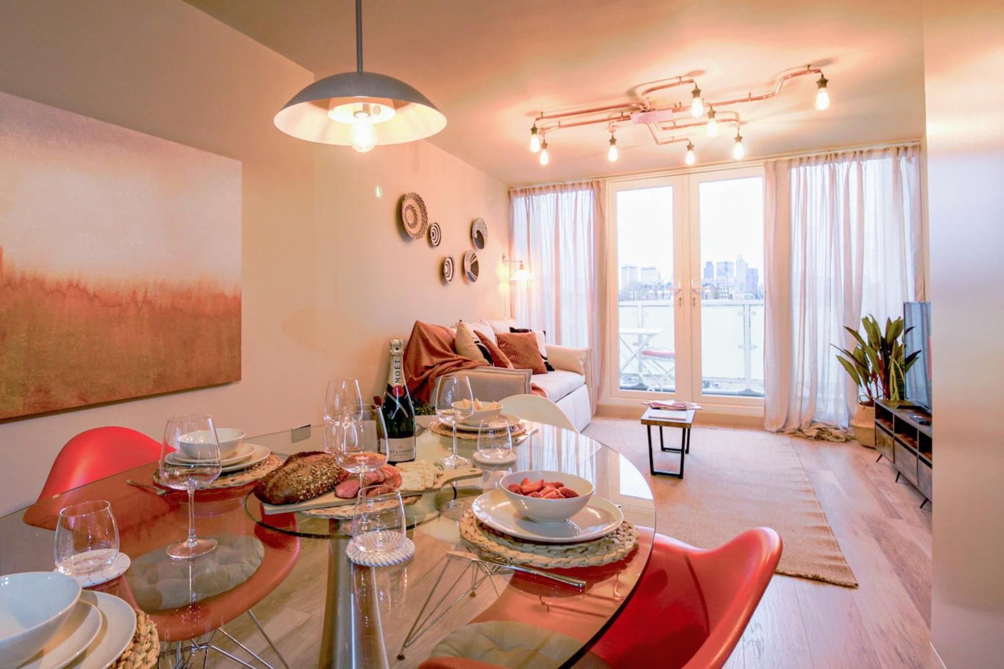 2 Bedrooms Close To Limehouse Station
