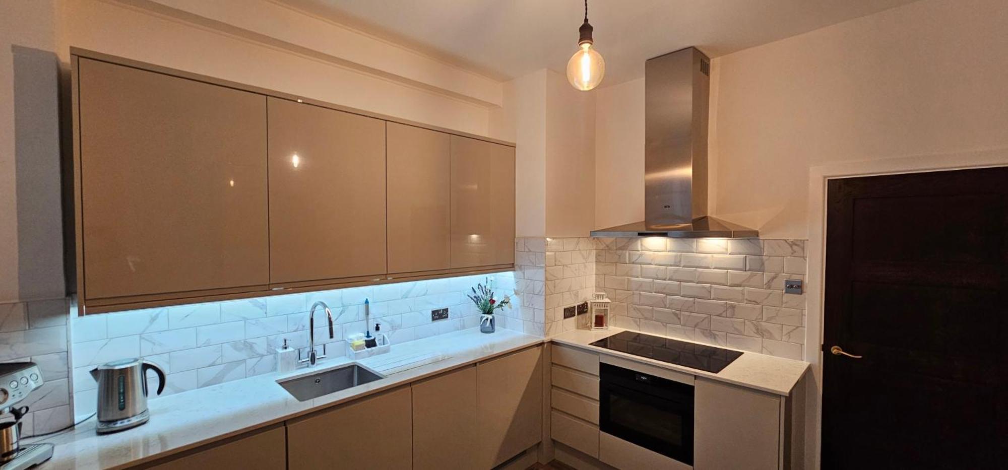 Tower Bridge Spacious King Bedroom With Extra Large Windows * Londen