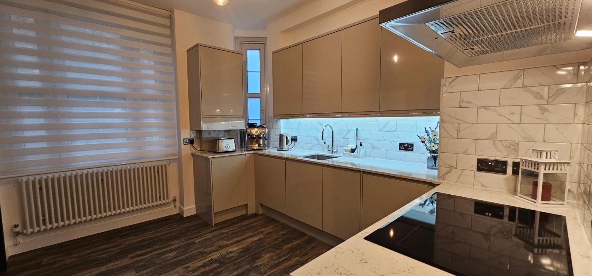 Tower Bridge Spacious King Bedroom With Extra Large Windows * Londen